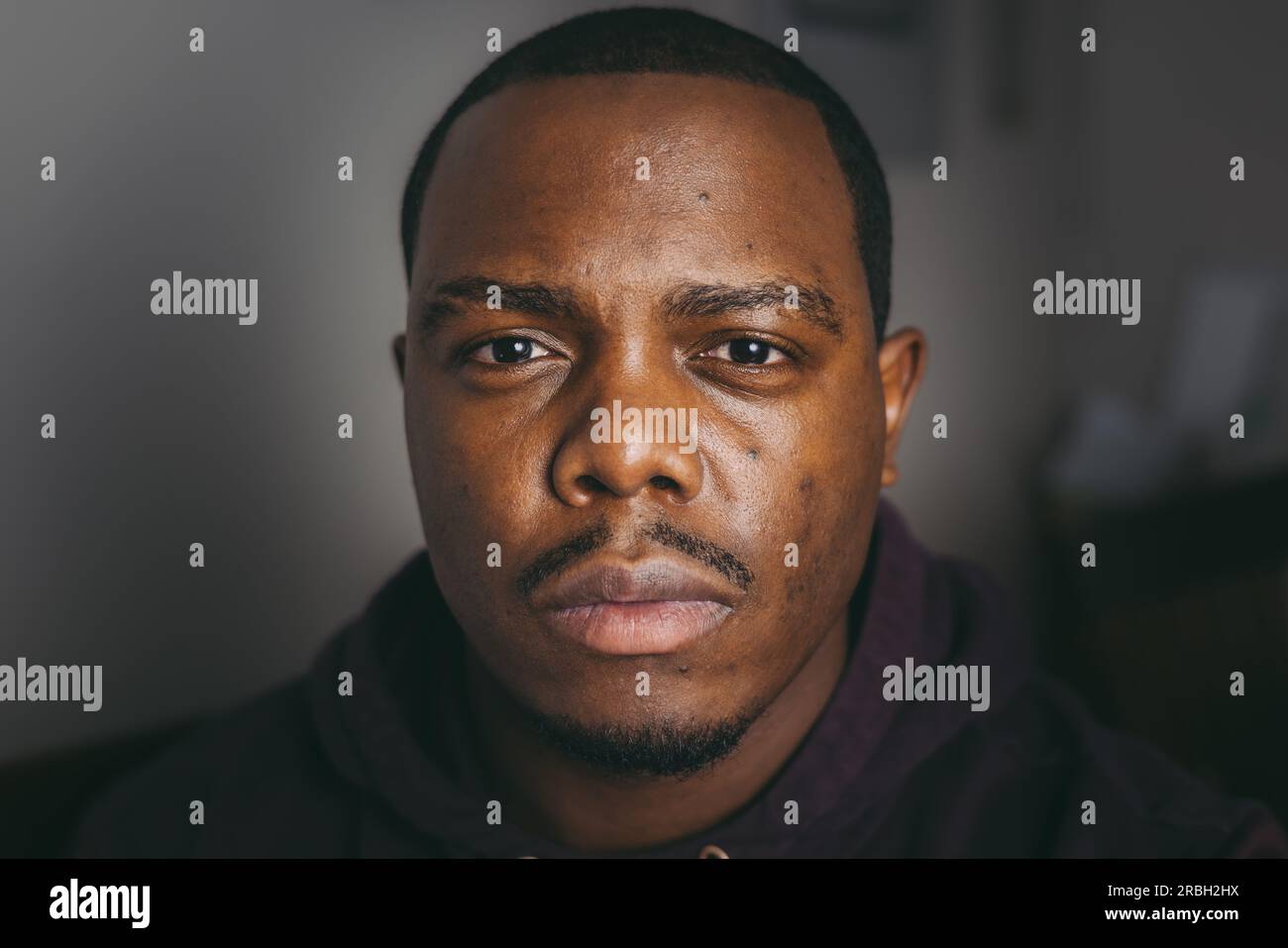 jeune homme afro-américain regardant dans la caméra Banque D'Images