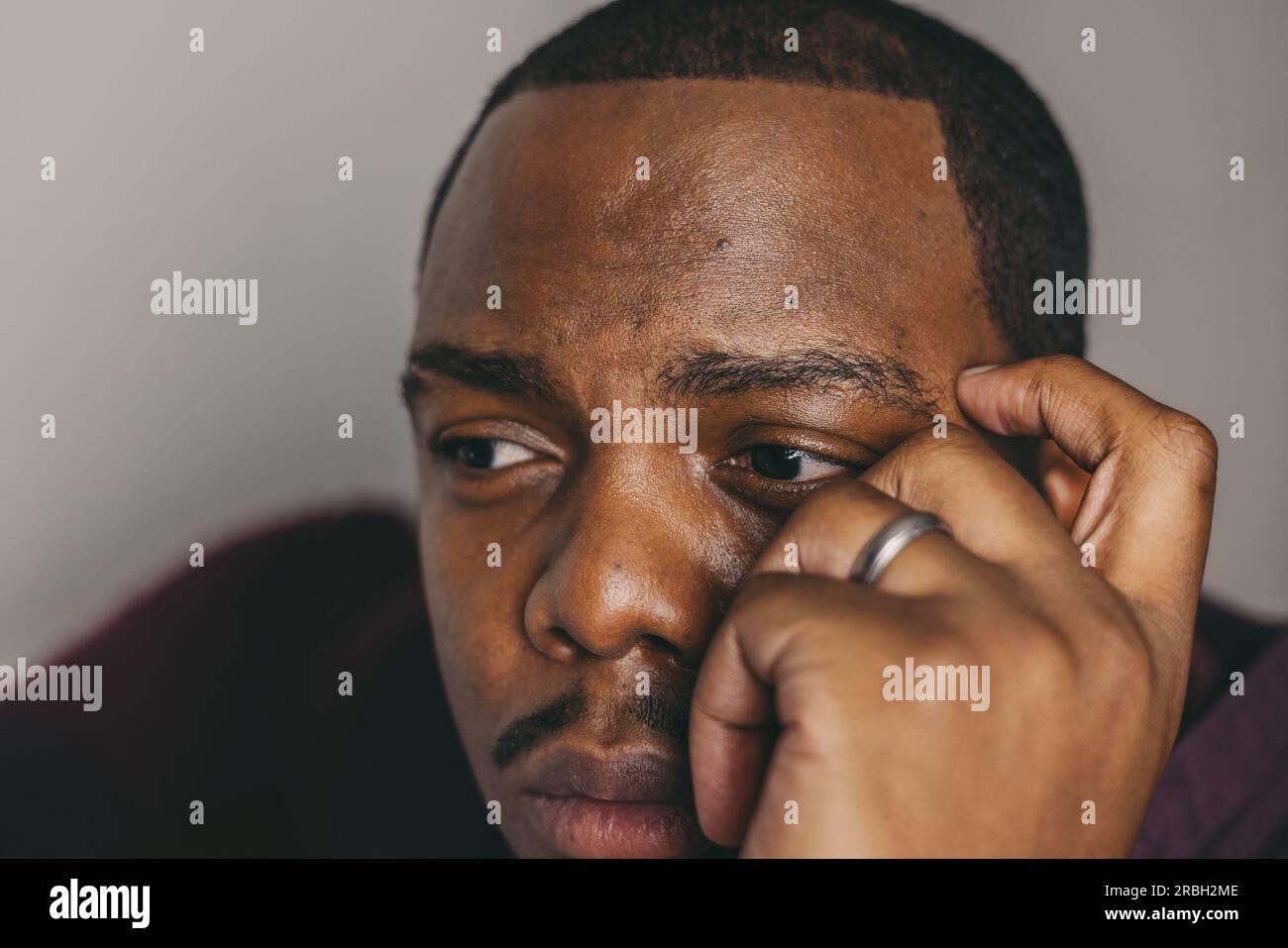 jeune homme afro-américain à la maison l'air triste et déprimé Banque D'Images