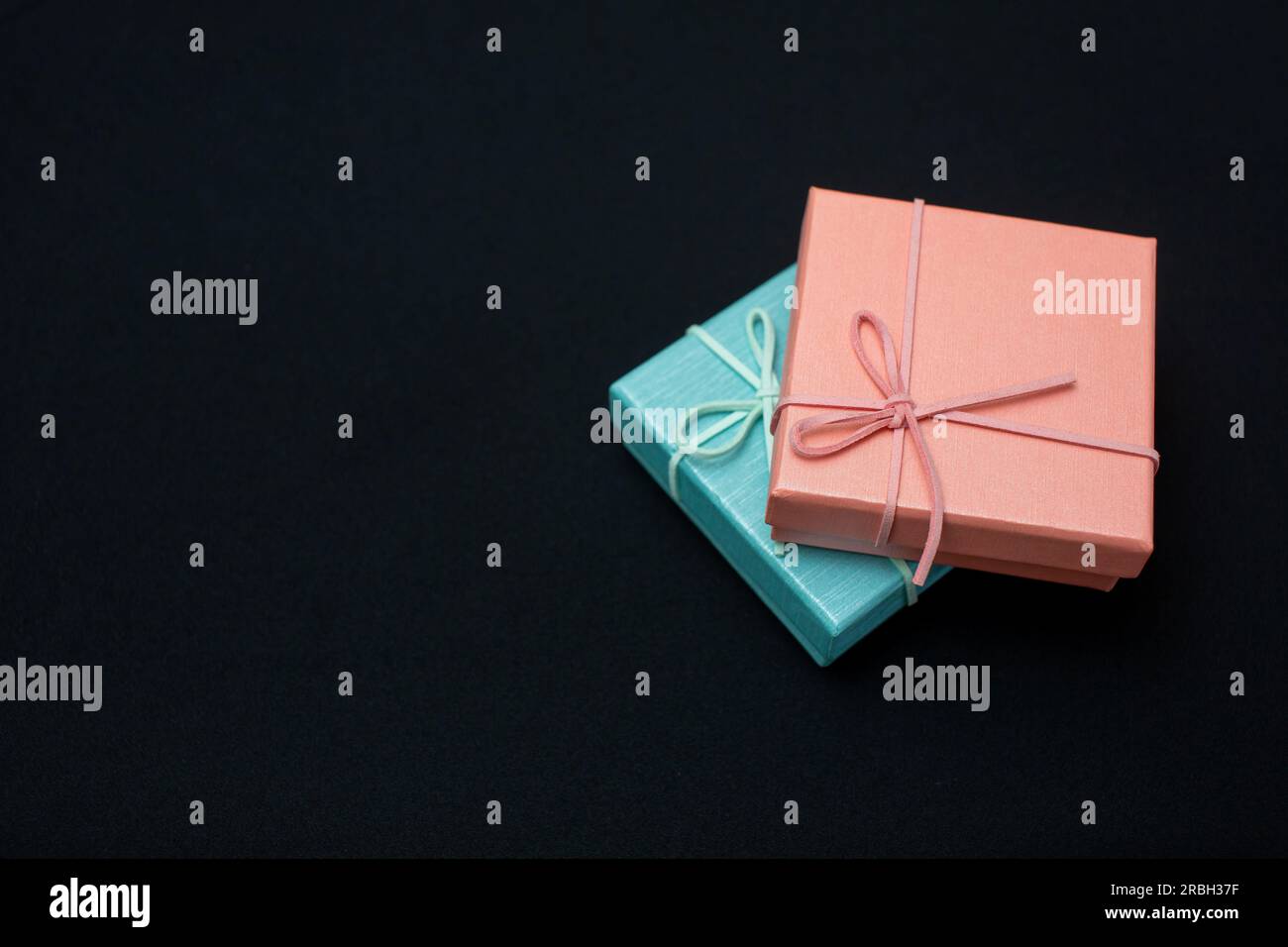 Boîtes cadeaux de Noël isolées sur fond noir, sauf espace de copie. Banque D'Images