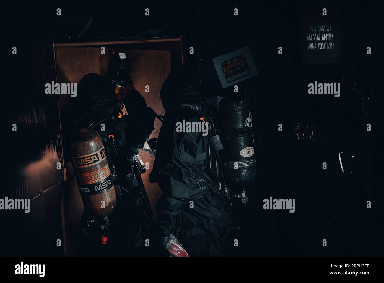 Les membres de la 47th Weapons of Mass destruction – civil Response Team, de la Garde nationale du Mississippi, utilisent un outil de détection de menaces multiples sans fil MultiRAE PRO pour tester les risques de gaz ou radiologiques pendant ORCA 23 au centre de formation aux incendies d'Anchorage, en Alaska, le 13 juin 2023. ORCA est un exercice biennal organisé par l’équipe de soutien civil de la 103e arme de destruction massive de la Garde nationale de l’Alaska pour maintenir la préparation, valider les procédures d’intervention et établir des partenariats entre les organismes locaux, étatiques et fédéraux qui interviennent en cas d’incidents complexes et de dangers CBRNE. (ÉTATS-UNIS Armée nationale G Banque D'Images