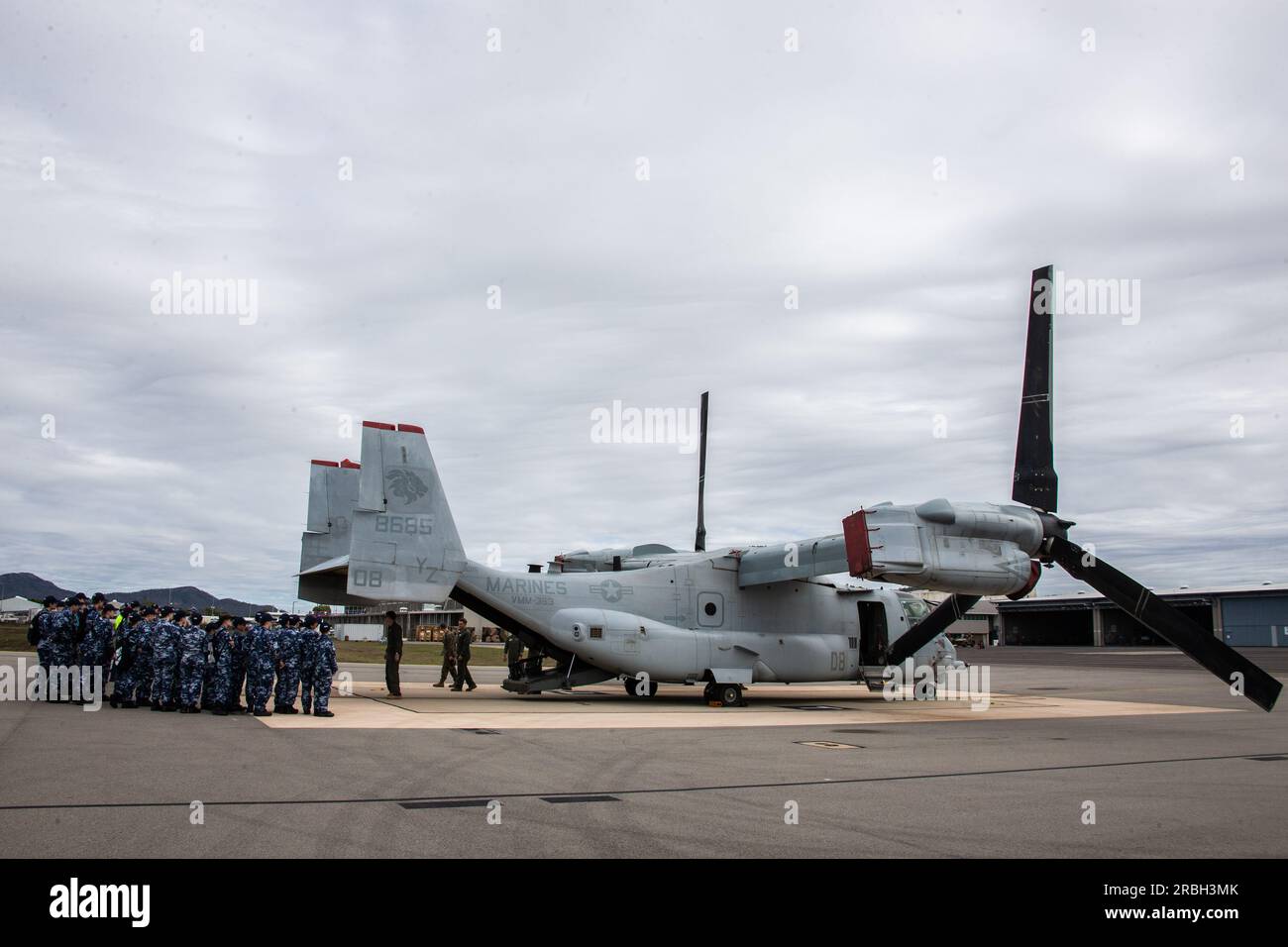 ÉTATS-UNIS Les Marines avec le Marine Medium Tiltrotor Squadron (VMM) 363 (renforcé), Marine Rotational Force - Darwin (MRF-D), donnent une visite d'un MV-22B Osprey aux Cadets de la 101e Escadron Australian Air Force (RAAF) base de Townsville, Queensland, Australie, le 7 juillet 2023. Les Cadets de la Force aérienne australienne est un programme de développement de la jeunesse dont la mission est d’inspirer et de développer les jeunes dans un environnement aérien et spatial afin de réaliser et de maximiser leur potentiel pour contribuer au succès futur de l’Australie. VMM-363 (rein.), fournit à la Marine Air-Ground Task Force un soutien d'assaut et est cur Banque D'Images