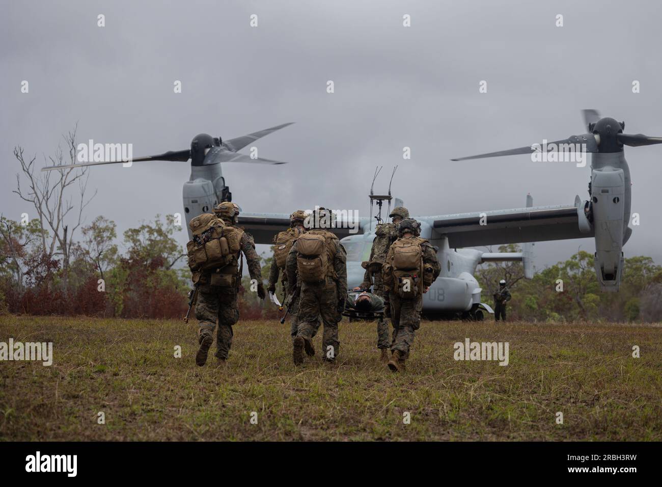 ÉTATS-UNIS Les Marines avec l'équipe de débarquement du bataillon 2/1, 31st Marine Expeditionary Unit, extraient une personne simulée d'intérêt pour la sécurité lors d'un exercice de récupération tactique d'avions et de personnel dans la zone d'entraînement militaire de Shoalwater Bay, Australie, le 4 juillet 2023. L’exercice TRAP a été mené pour évaluer les tactiques de réponse rapide et de récupération du peloton du personnel et de l’équipement des aéronefs abattus, ainsi que les capacités avancées de maintien de la vie en cas de traumatisme dans des endroits isolés pendant le déploiement. Le 31st MEU opère à bord des navires du America Amphibious Ready Group dans la zone d'opérations de la 7th Fleet Banque D'Images