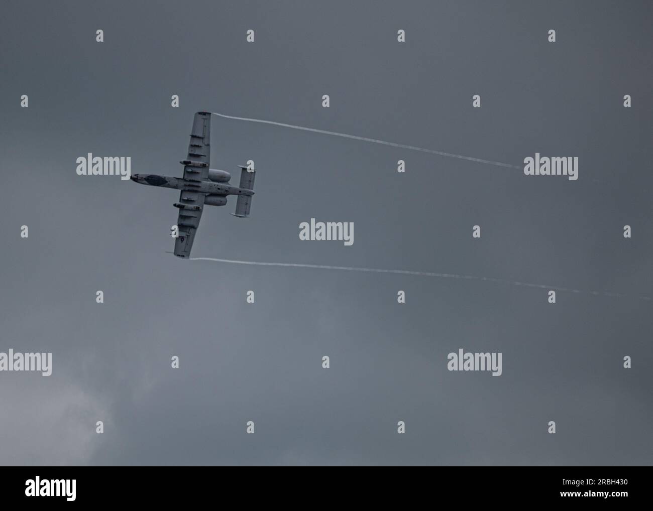 Un avion A-10C Thunderbolt II affecté à la 122nd Fighter Wing, fort Wayne, Indiana, se bloque au-dessus de la tête lors de l'ATTAQUE finale ! Formation aérienne le 8 juillet 2023. L'événement a marqué la fin de l'héritage de 13 ans de l'avion à l'aile et a fait place à l'arrivée de l'avion F-16 Fighting Falcon. (ÉTATS-UNIS Photo de la Garde nationale aérienne par le personnel. Sergent Justin Andras) Banque D'Images