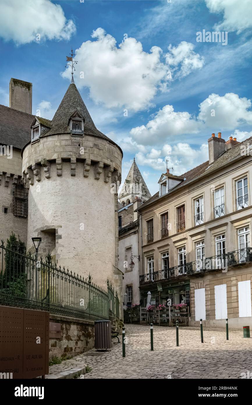 Autun, cité médiévale en Bourgogne, belle maison au centre, dans une petite rue Banque D'Images