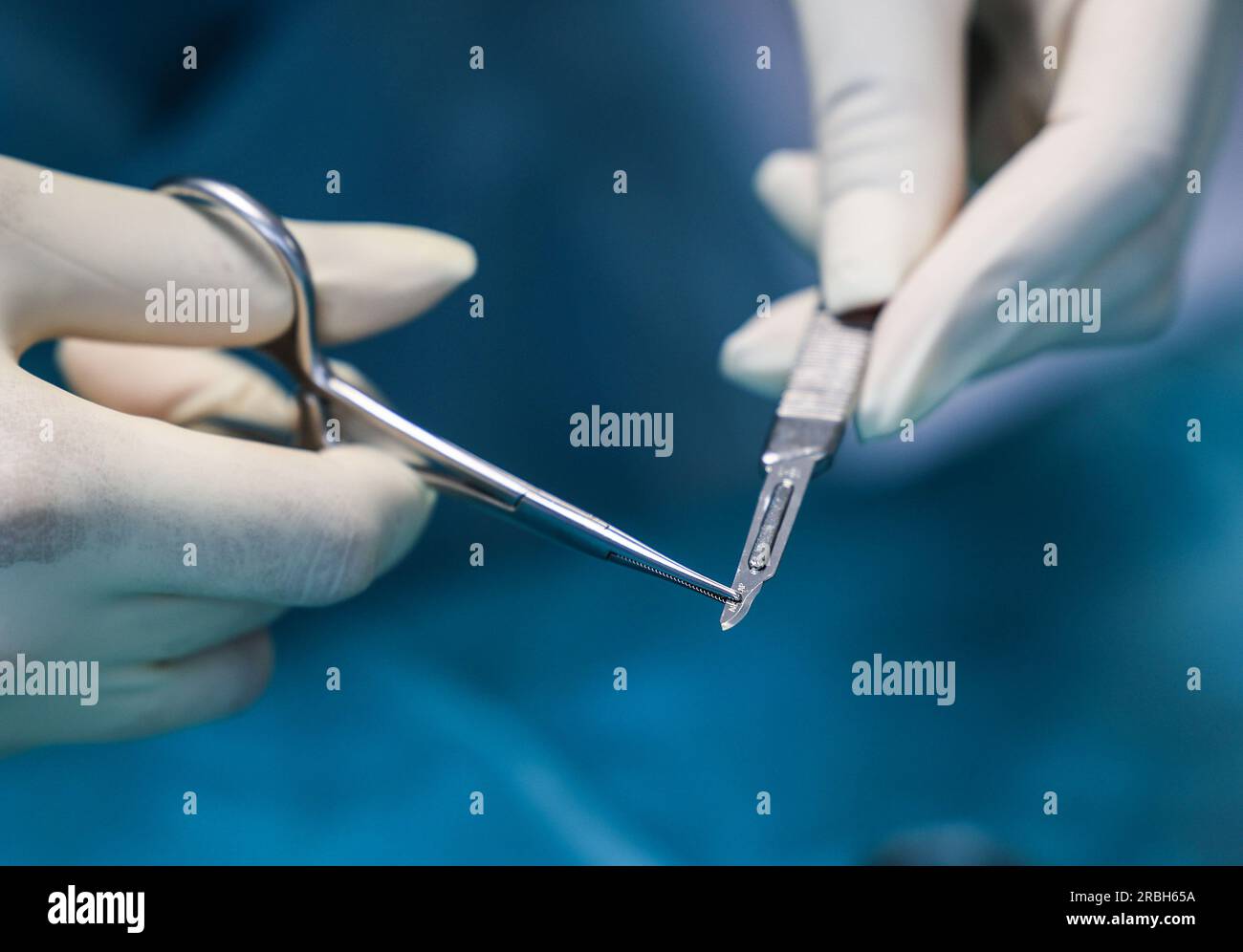 Cologne, Allemagne. 02 mai 2023. Une infirmière chirurgicale prépare un scalpel pour la chirurgie intime dans la salle d'opération. Crédit : Oliver Berg/dpa/Alamy Live News Banque D'Images