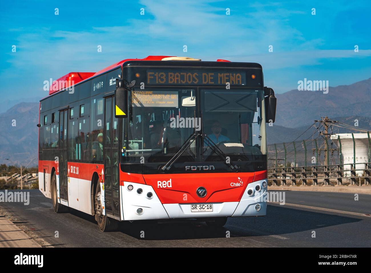 Santiago, Chili - avril 11 2023 : un transport public Transantiago, ou Red Metropolitana de Movilidad, bus faisant route STU Banque D'Images