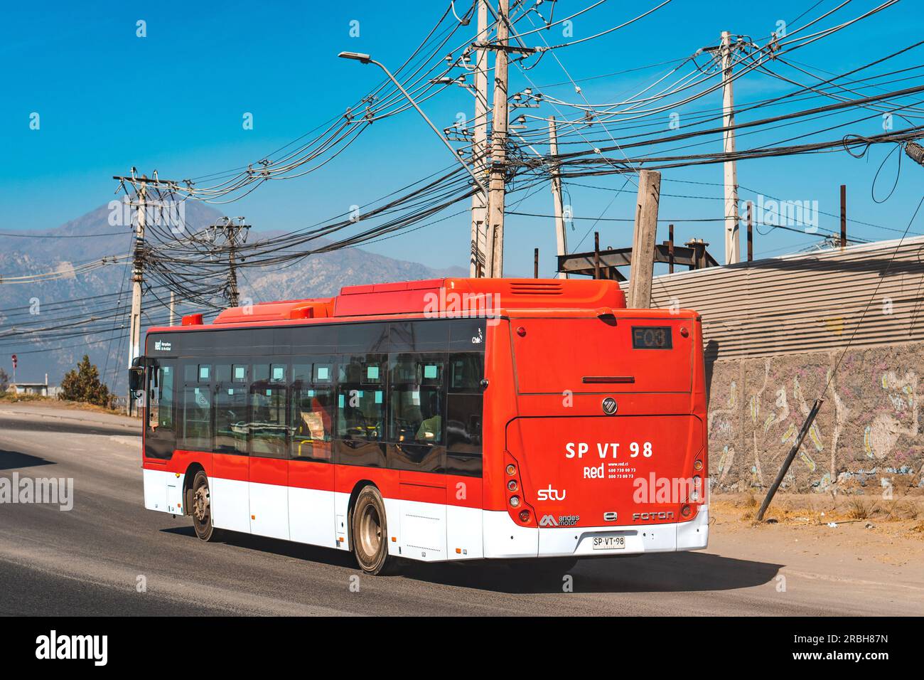 Santiago, Chili - avril 11 2023 : un transport public Transantiago, ou Red Metropolitana de Movilidad, bus faisant la route F03 Banque D'Images