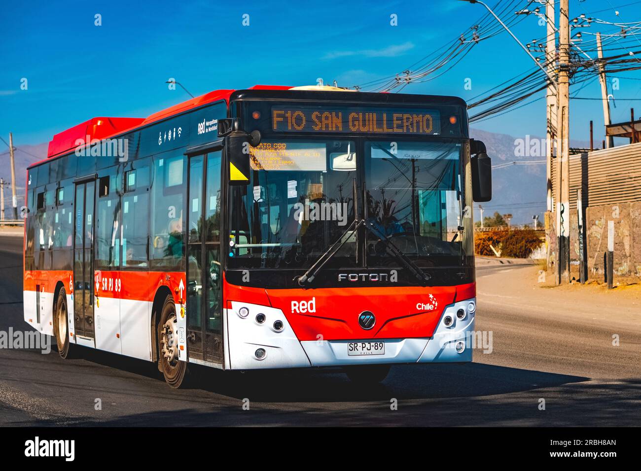 Santiago, Chili - avril 11 2023 : un transport public Transantiago, ou Red Metropolitana de Movilidad, bus faisant la route F10 Banque D'Images