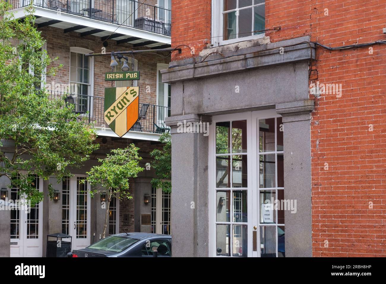 LA NOUVELLE-ORLÉANS, LA, États-Unis - 9 JUILLET 2023 : vue latérale du bâtiment et panneau pour le pub irlandais Ryan's dans le quartier français Banque D'Images