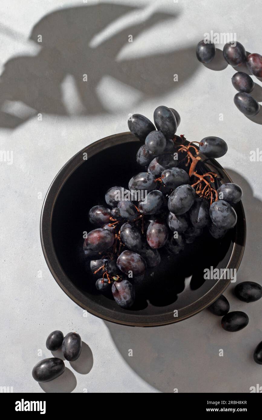 Assiette de raisins : deux couleurs : fruits de saison de la ferme libanaise. Banque D'Images