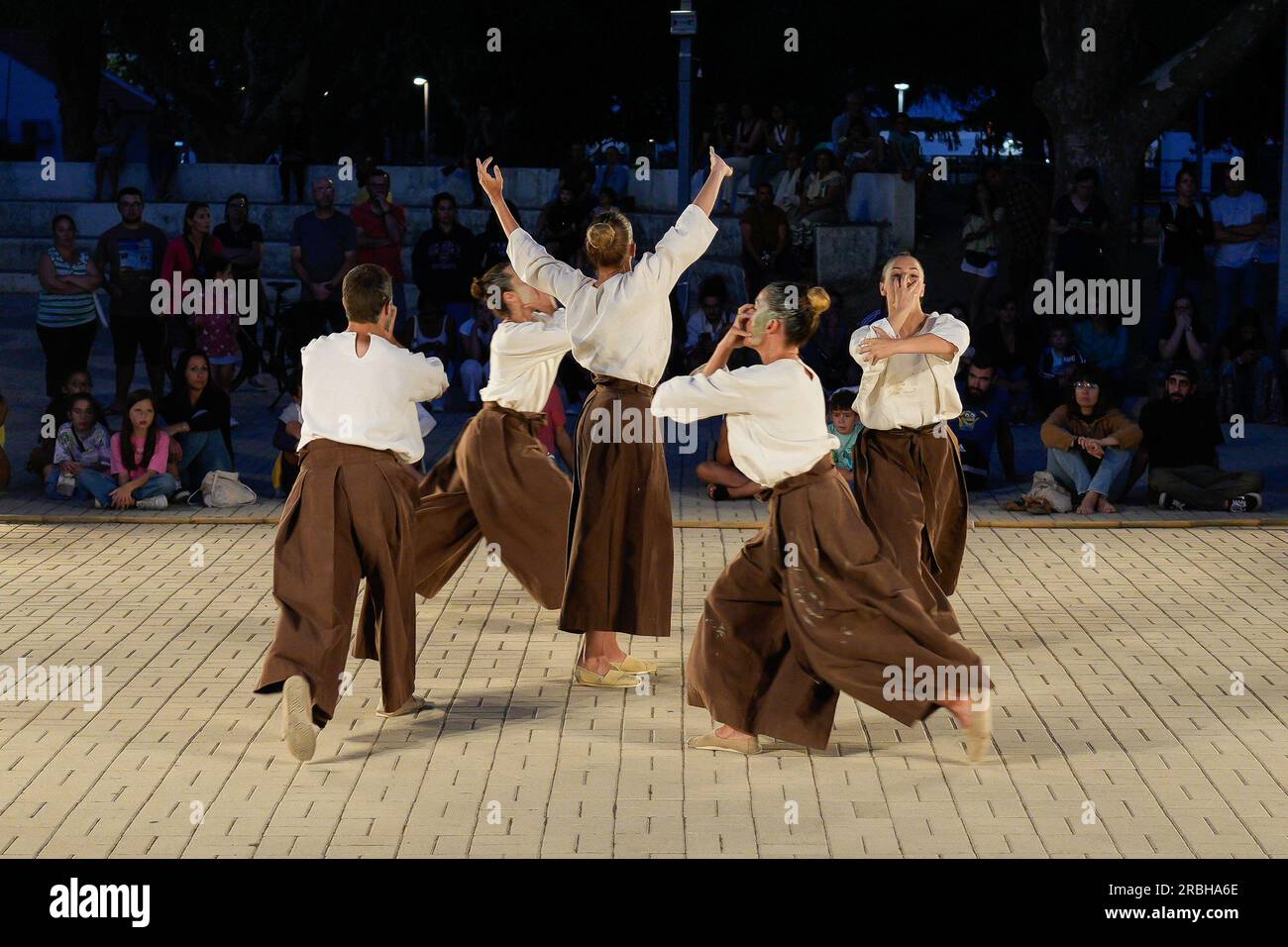 Pinhal Novo, Portugal. 09 juillet 2023. UR, spectacle de danse présenté par Haatik Danza d'Espagne, lors du dernier jour de la 12e FIG - Festival Internacional de Gigantes (Festival International des géants). Pendant les trois jours, plus de 30 spectacles ont été présentés, où les formes animées contemporaines et traditionnelles, le théâtre physique et les objets ont fortement prévalu. (Photo Bruno de Carvalho/SOPA Images/Sipa USA) crédit : SIPA USA/Alamy Live News Banque D'Images