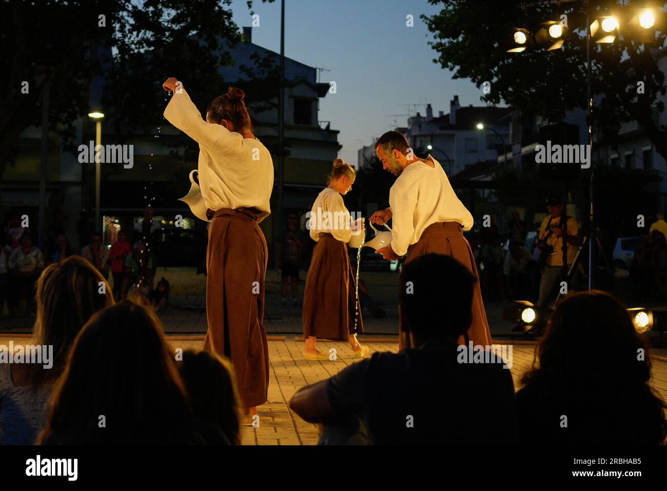 Pinhal Novo, Portugal. 09 juillet 2023. UR, spectacle de danse présenté par Haatik Danza d'Espagne, lors du dernier jour de la 12e FIG - Festival Internacional de Gigantes (Festival International des géants). Pendant les trois jours, plus de 30 spectacles ont été présentés, où les formes animées contemporaines et traditionnelles, le théâtre physique et les objets ont fortement prévalu. Crédit : SOPA Images Limited/Alamy Live News Banque D'Images