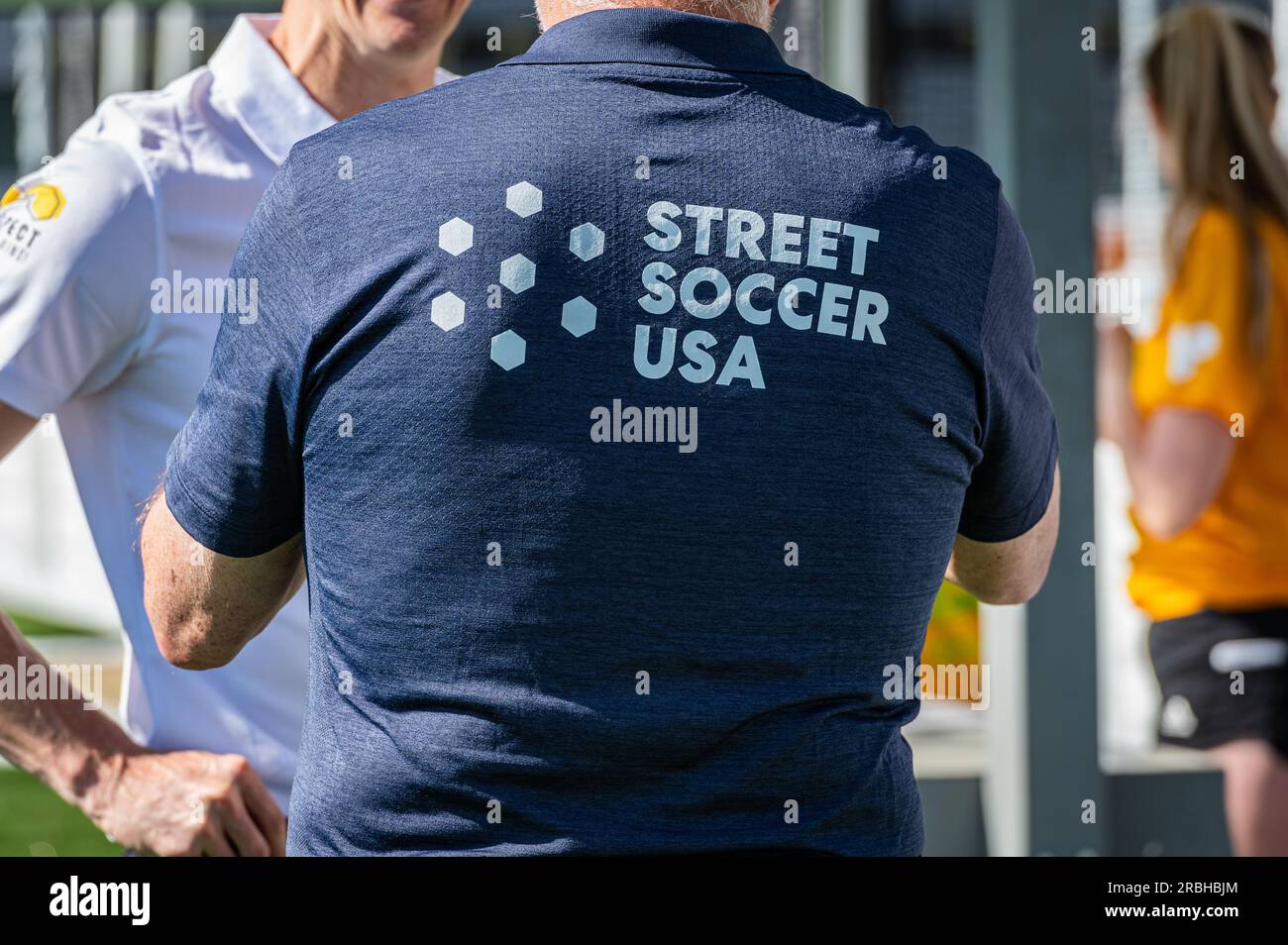 Photo du dos d'un participant à la coupe du monde des sans-abri. L'événement est une compétition de soccer de rue. Banque D'Images