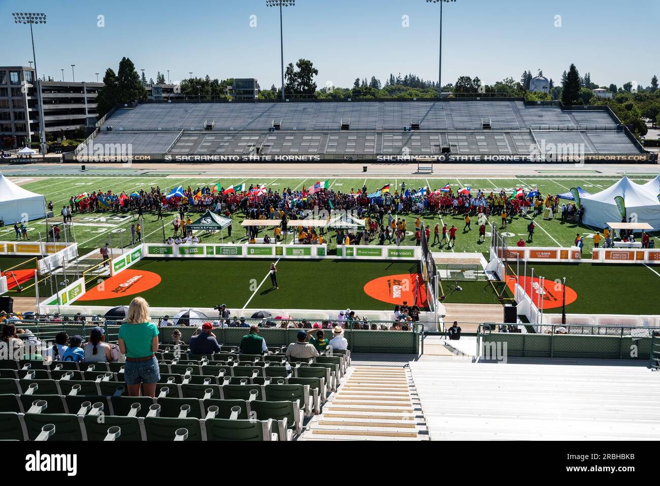 Vue du terrain de l'université d'État de Sacramento pendant le défilé des équipes internationales participant à la coupe du monde de football de rue sans domicile. Banque D'Images