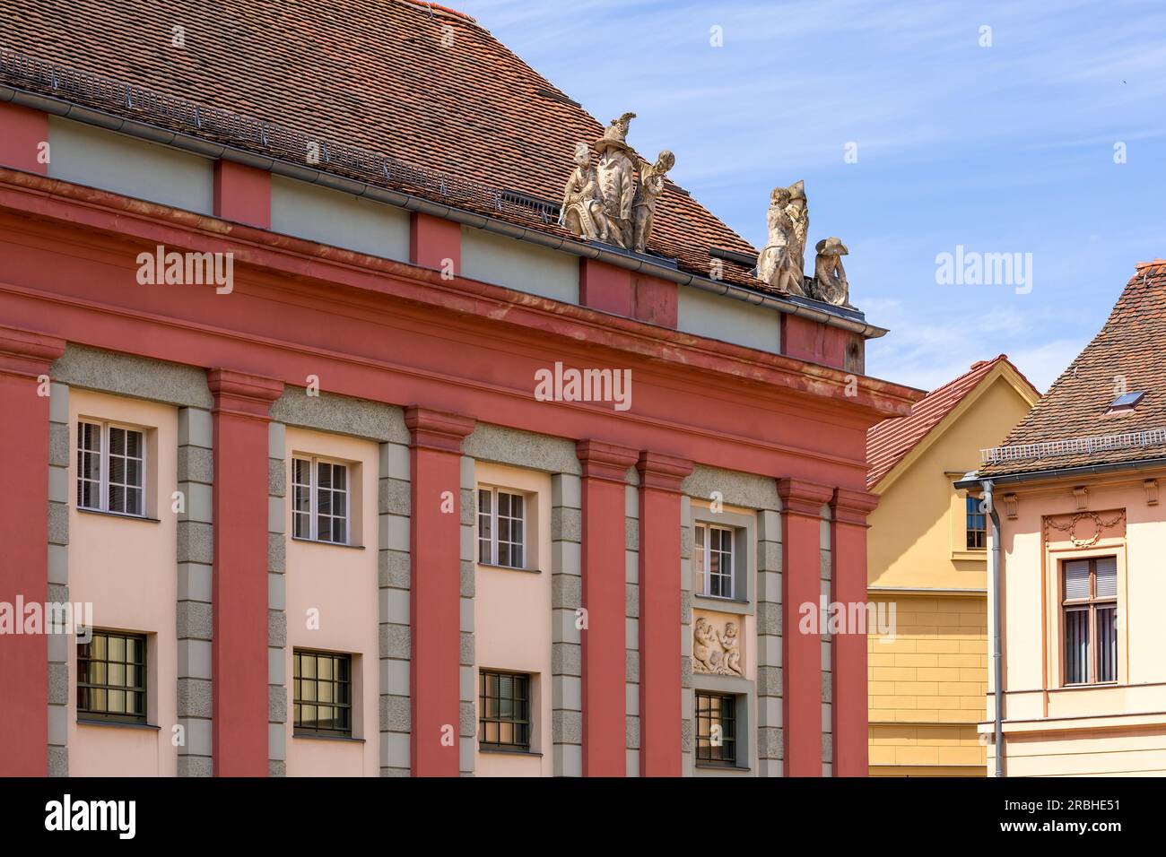 Belle sculpture sur le toit près de la Maison de l'histoire de Brandebourg-Prusse à Potsdam, Allemagne Banque D'Images