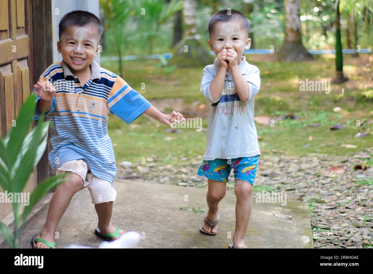 sourire et enfants heureux Banque D'Images