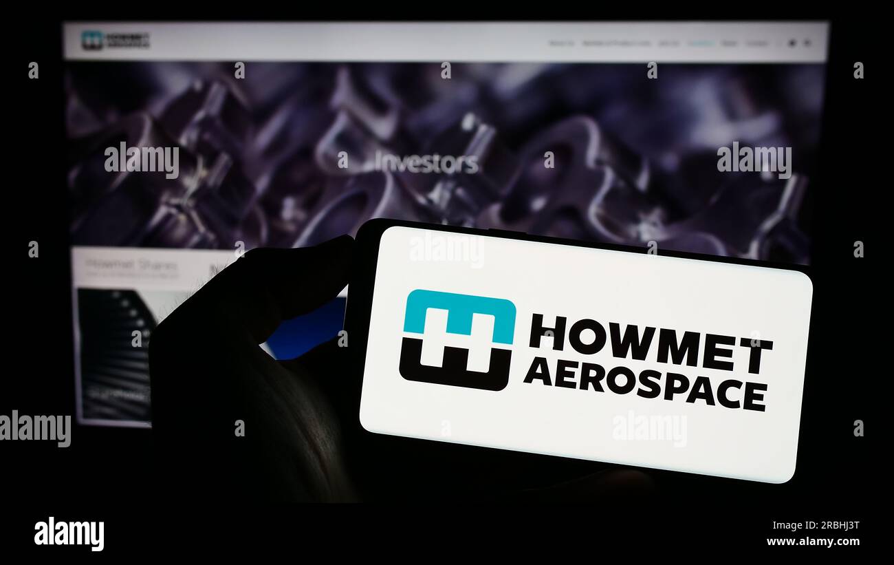 Personne tenant le téléphone mobile avec le logo de la société américaine Howmet Aerospace Inc. Sur l'écran devant la page Web d'affaires. Concentrez-vous sur l'affichage du téléphone. Banque D'Images