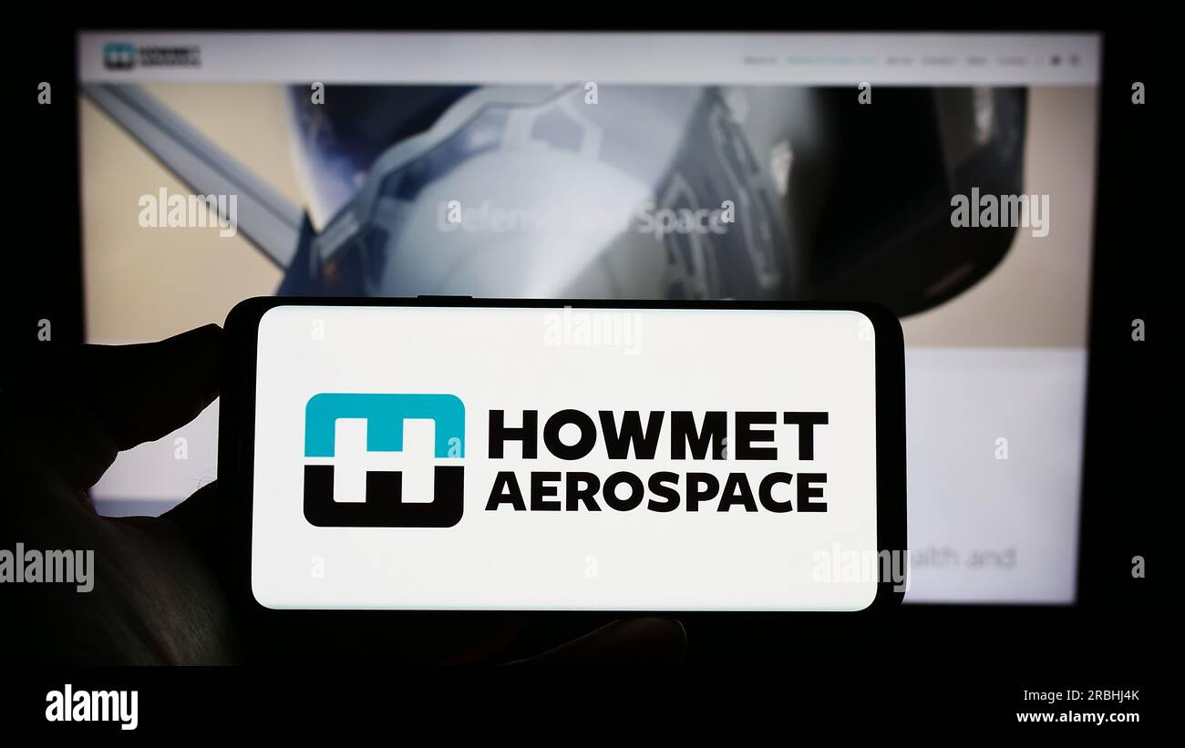 Personne tenant le téléphone portable avec le logo de la société américaine Howmet Aerospace Inc. Sur l'écran devant la page Web de l'entreprise. Concentrez-vous sur l'affichage du téléphone. Banque D'Images