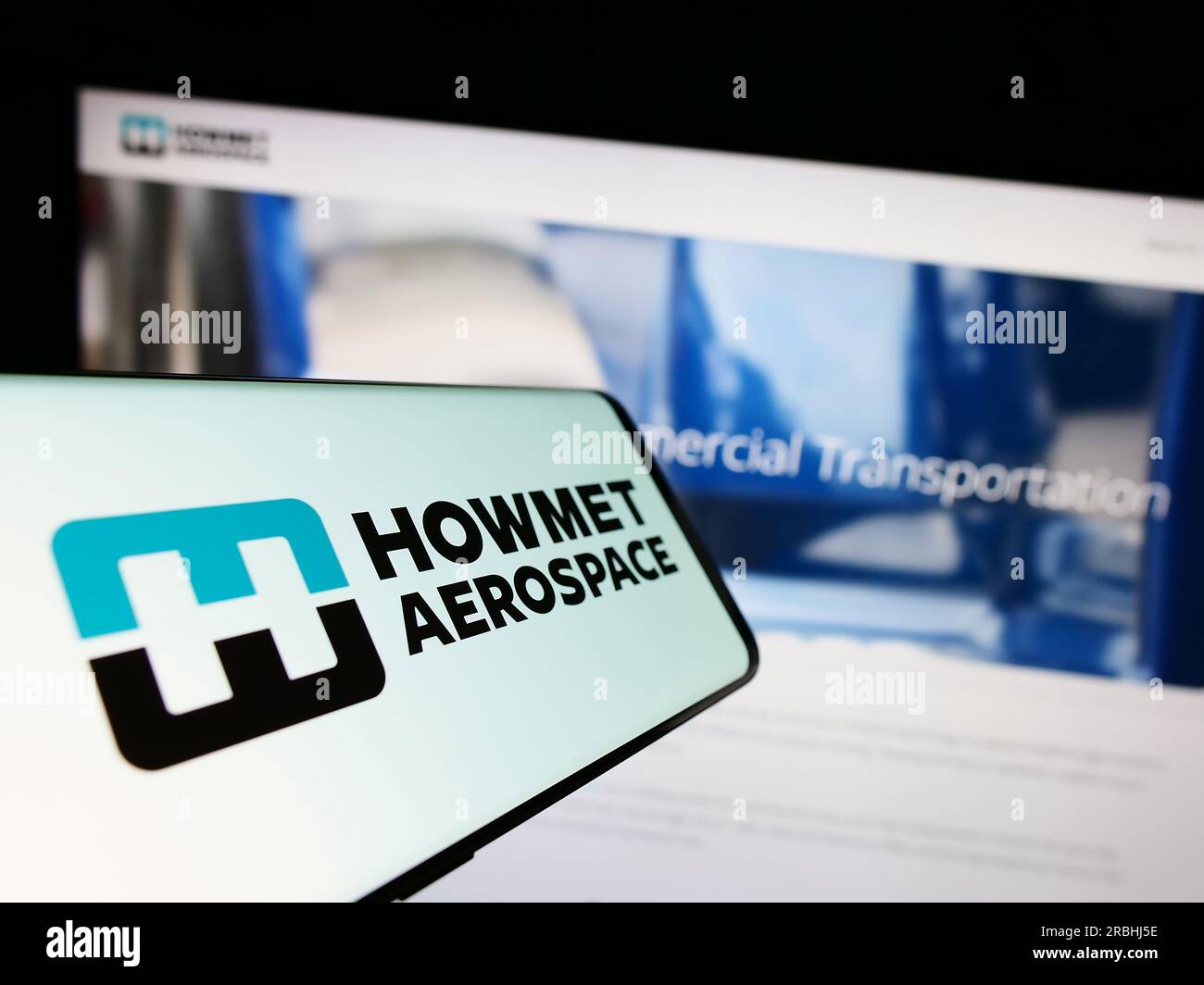 Téléphone portable avec logo de la société américaine Howmet Aerospace Inc. Sur l'écran devant le site Web de l'entreprise. Concentrez-vous sur le centre gauche de l'écran du téléphone. Banque D'Images