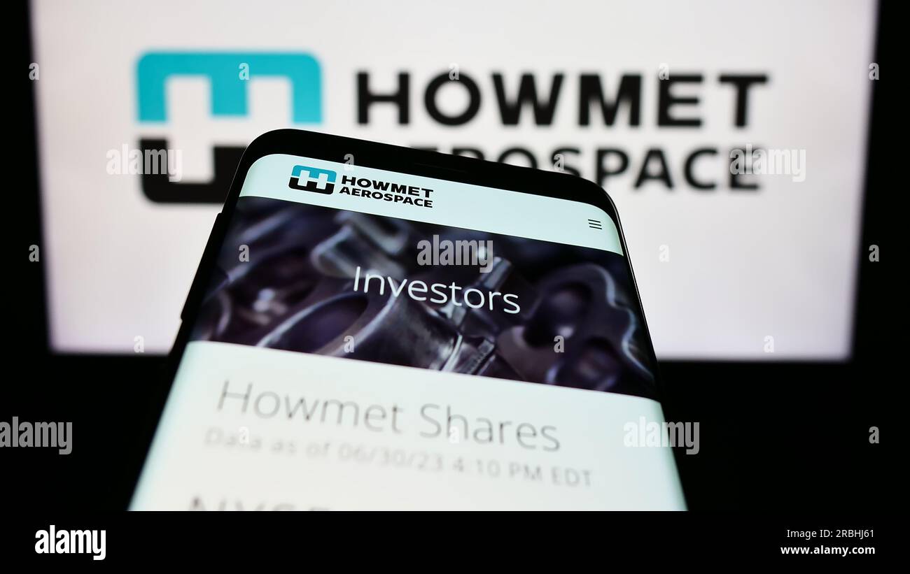 Téléphone mobile avec le site Web de la société américaine Howmet Aerospace Inc. Sur l'écran devant le logo de l'entreprise. Effectuez le focus sur le coin supérieur gauche de l'écran du téléphone. Banque D'Images