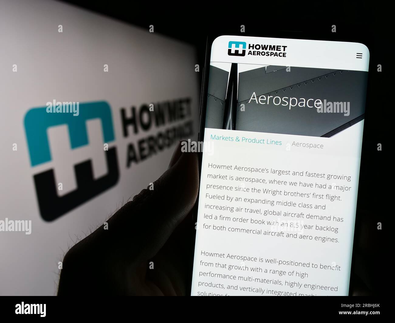 Personne tenant un smartphone avec la page Web de la société américaine Howmet Aerospace Inc. Sur l'écran devant le logo. Concentrez-vous sur le centre de l'écran du téléphone. Banque D'Images