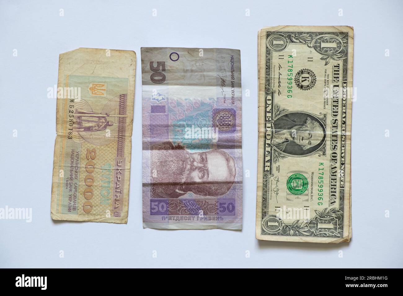 Cinquante hryvnia un dollar et vieux coupon de papier de la première monnaie ukrainienne sur un fond blanc, dentgy et la finance Banque D'Images