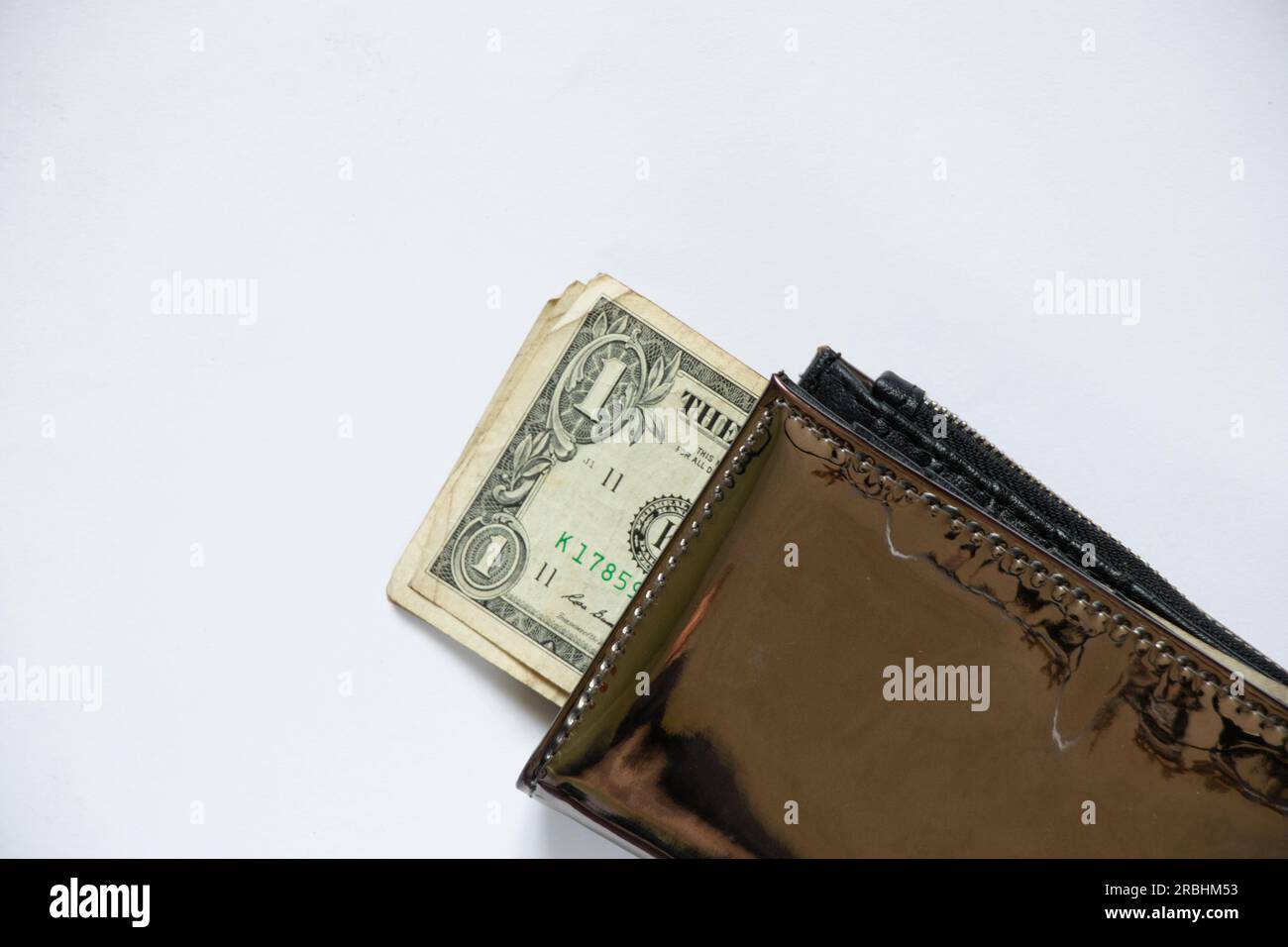 les dollars américains se trouvent dans le portefeuille d'une femme sur fond blanc, l'argent dans un portefeuille, la finance Banque D'Images