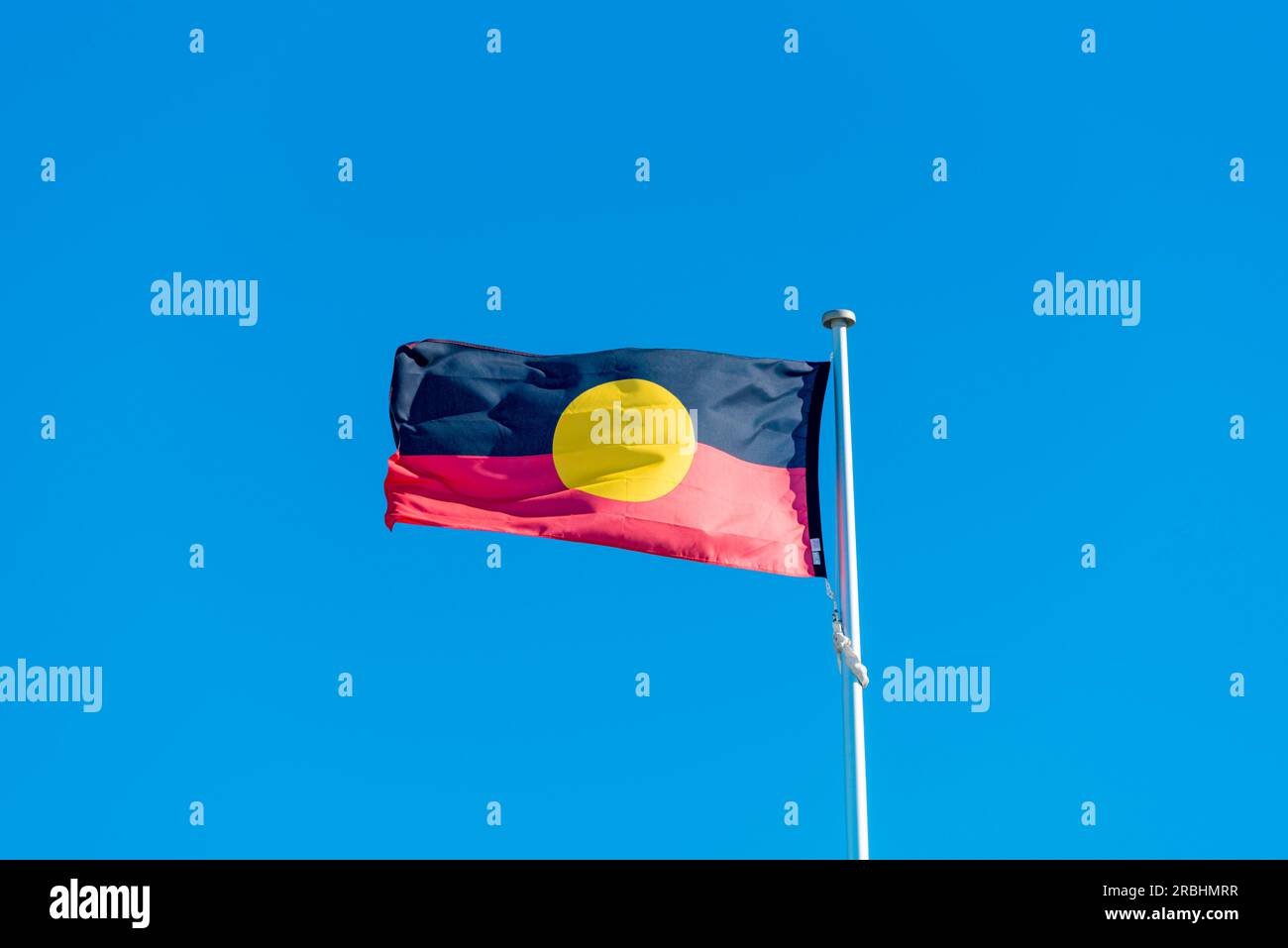 Le drapeau aborigène australien est le drapeau officiellement désigné et légiféré du peuple aborigène australien (Premières Nations). Banque D'Images