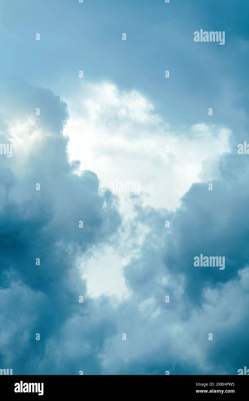 Plan vertical de ciel lunatique avec des nuages spectaculaires au printemps, prévisions météorologiques et arrière-plan du changement climatique, espace de copie inclus Banque D'Images