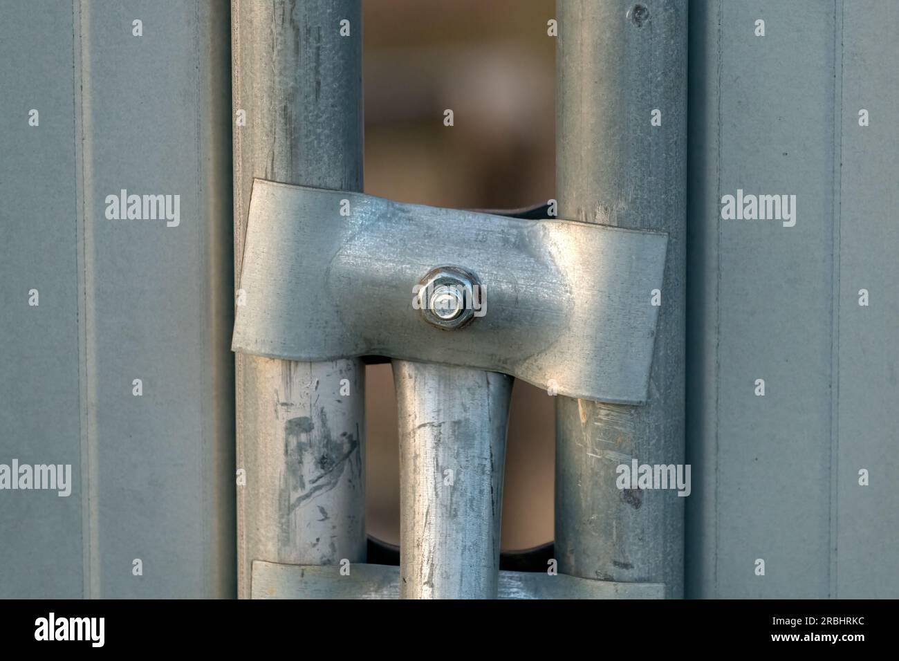 Panneaux de palissades pour clôtures de chantier et tuyau de soutien arrière, mise au point sélective Banque D'Images