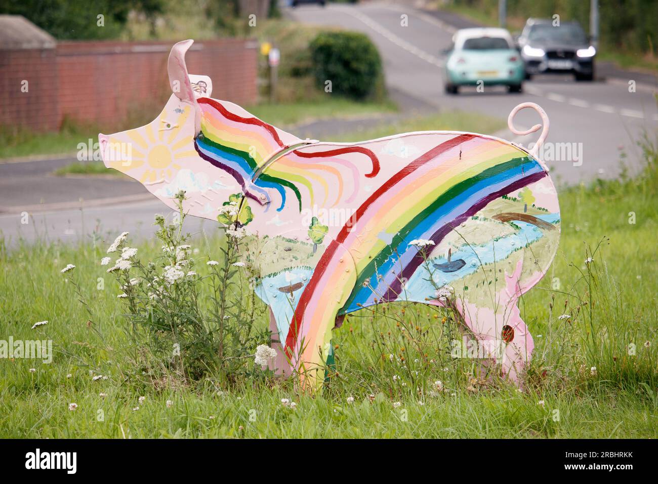 Les célèbres sculptures de Tamworth Pig qui sont situées autour de la ville ont été rénovées en 2021 dans le cadre d'un projet artistique impliquant l'artiste Luke Perry. Sur la photo, la statue de cochon située sur Lichfield Road près de Hopwass. Banque D'Images
