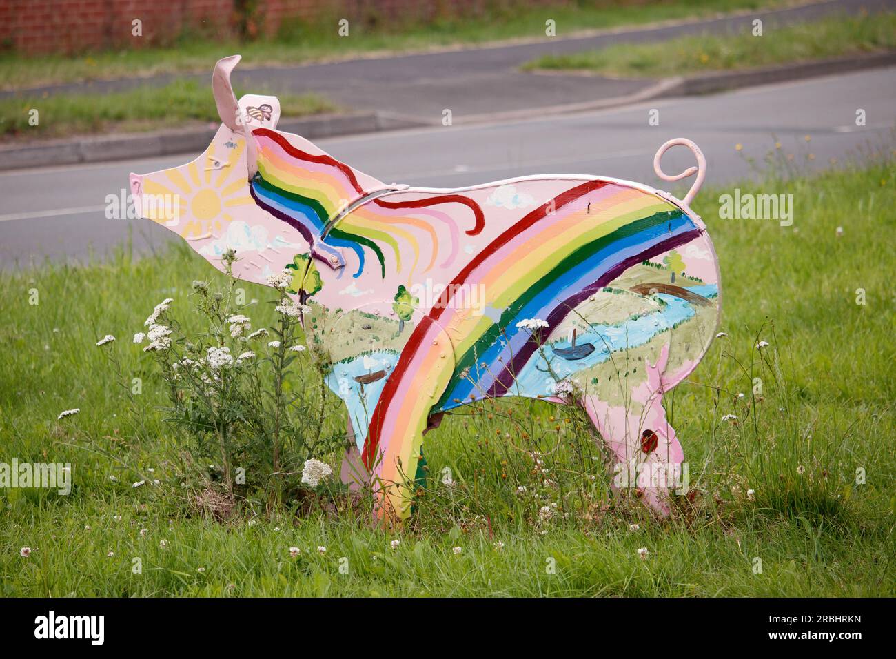 Les célèbres sculptures de Tamworth Pig qui sont situées autour de la ville ont été rénovées en 2021 dans le cadre d'un projet artistique impliquant l'artiste Luke Perry. Sur la photo, la statue de cochon située sur Lichfield Road près de Hopwass. Banque D'Images