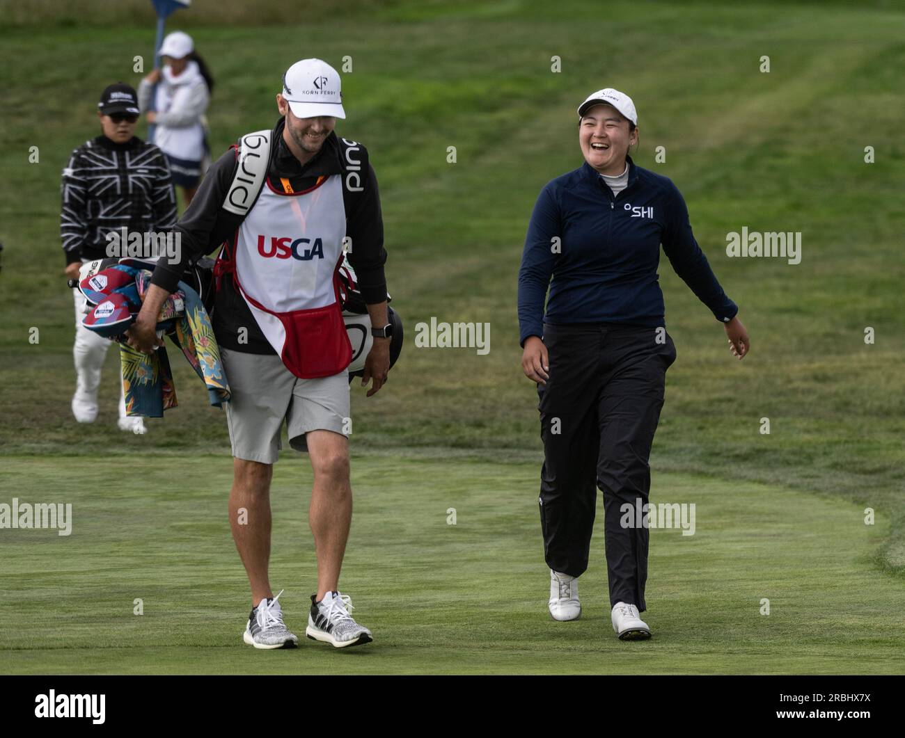Pebble Beach, États-Unis. 09 juillet 2023. Allisen Corpuz de Kapolei, Hawaii rit avec son caddie Jay Monahan alors que SH marche sur le 17e green de la finale des femmes américaines Ouvert à Pebble Beach, Californie, le dimanche 9 juillet 2023. Corpuz remporte l'Open avec un 9 sous le par 279. Photo de Terry Schmitt/UPI crédit : UPI/Alamy Live News Banque D'Images