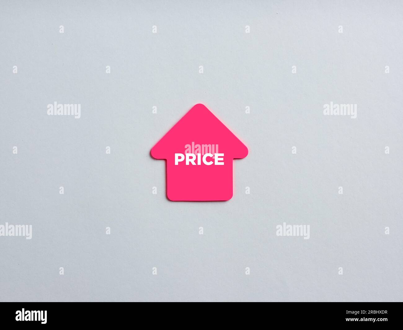 Concept d'augmentation des prix. Papier à notes en forme de flèche avec le mot price. Banque D'Images