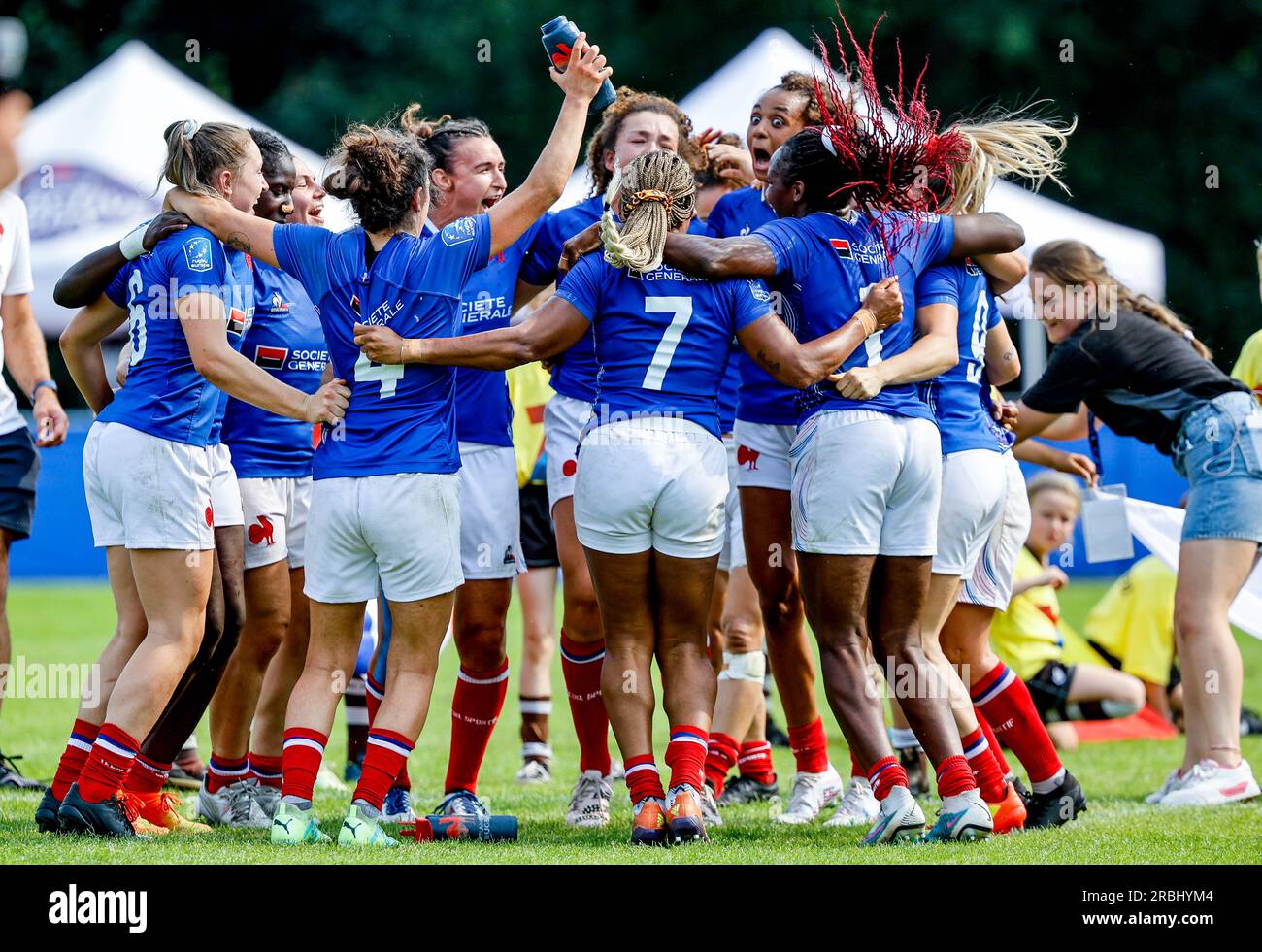 Hambourg, Allemagne. 09 juillet 2023. Rugby : finale du Championnat d'Europe féminin de Sevens au Steinwiesenweg Sports Park. Team France célèbre sa victoire. Crédit : Axel Heimken/dpa/Alamy Live News Banque D'Images