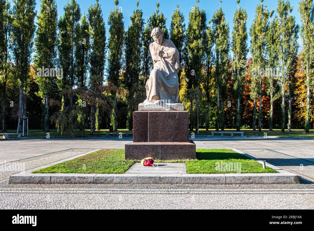 Sculpture – la mère patrie pleurant pour la perte de fils – au Mémorial de la guerre soviétique dans le parc de Treptow, Berlin, Allemagne Banque D'Images