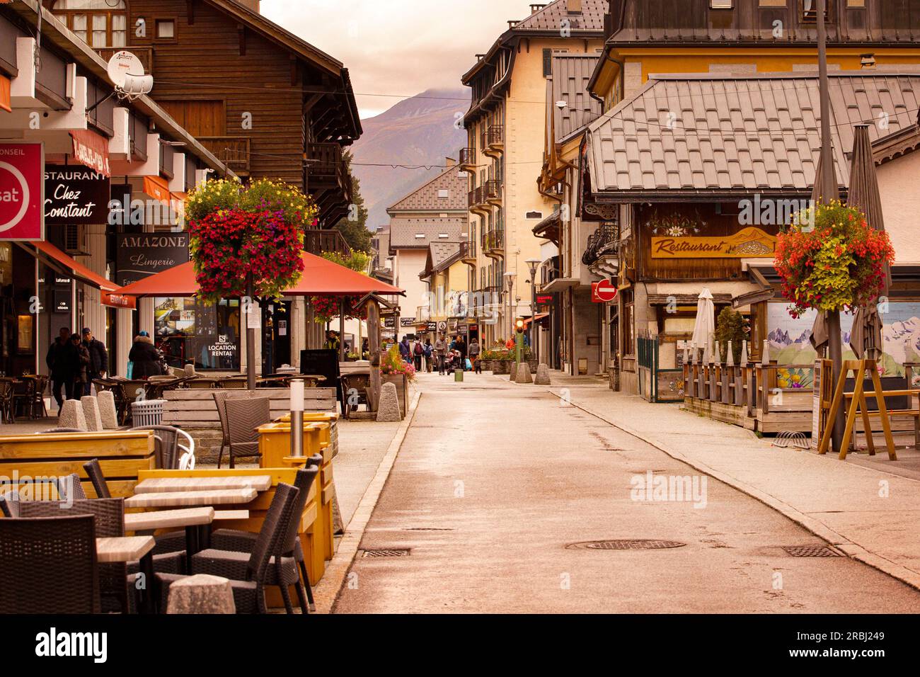 Chamonix Mont-Blanc, France - 4 octobre 2019 : vue sur la rue dans le centre de la célèbre station balnéaire des Alpes françaises Banque D'Images