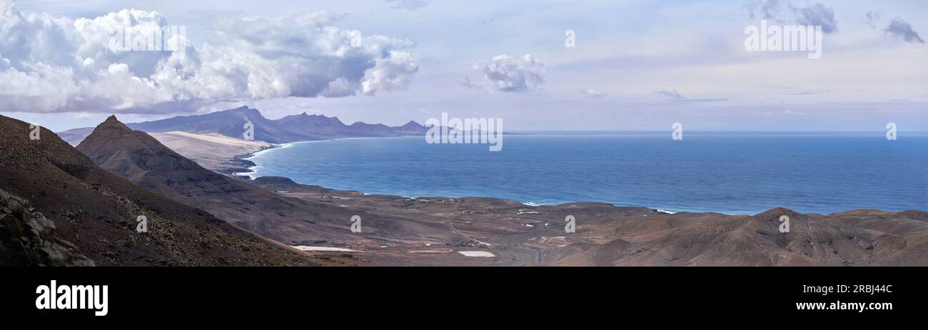 Fuerteventura - vue panoramique du Montana Cardon sur la côte ouest jusqu'au massif de Jandia Banque D'Images