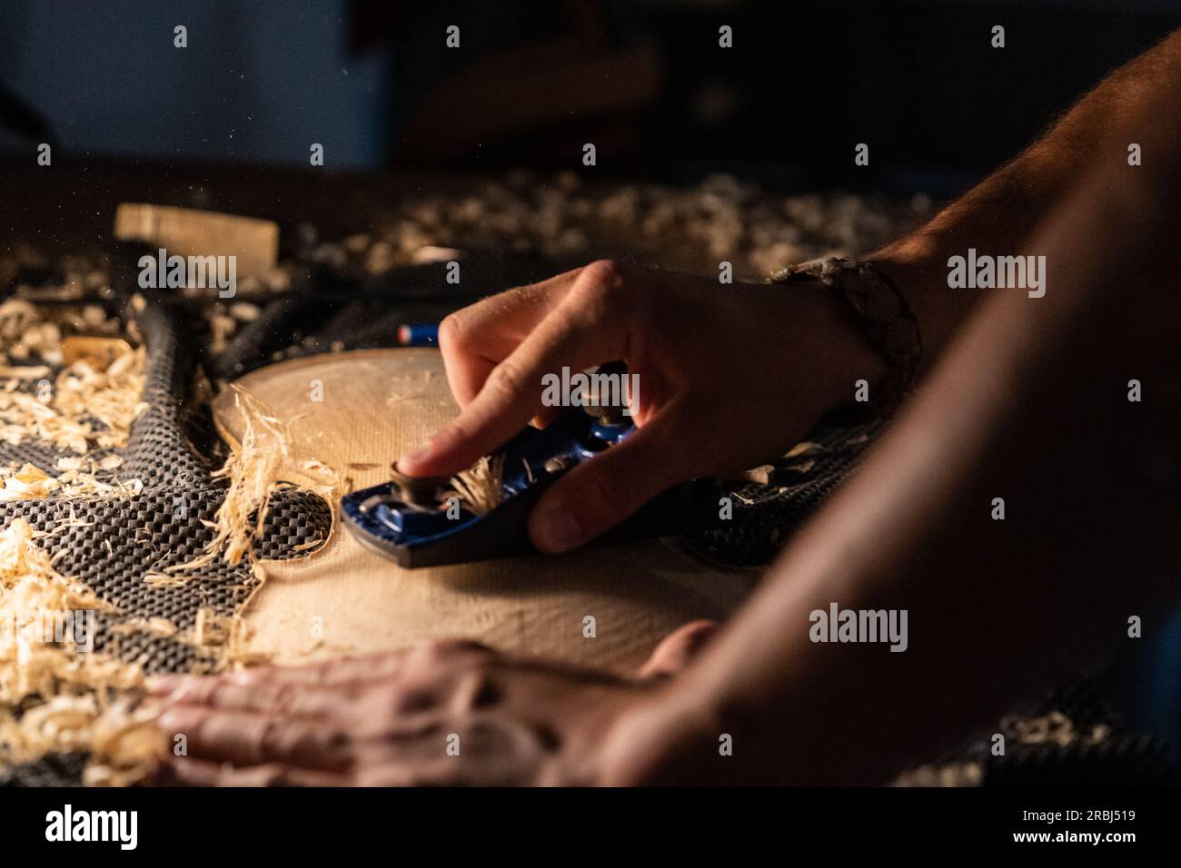 Violoniste travaillant dans son atelier - travail du bois - artisan - artiste Banque D'Images