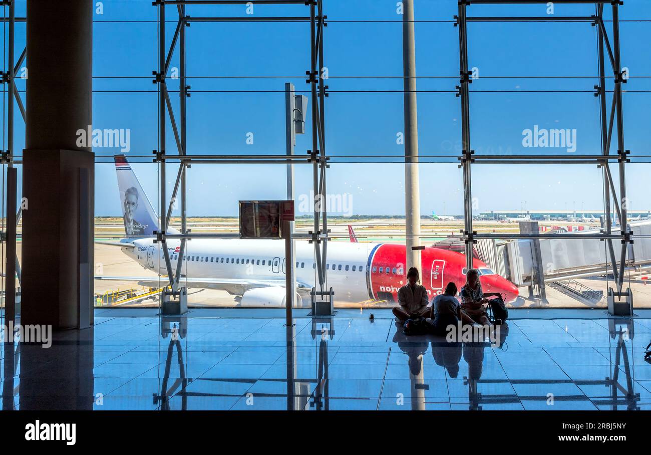 Barcelone , Espagne - 7 juillet 2017 : touristes à la porte d'embarquement à Josep Tarradellas – aéroport El Prat de Barcelone, Espagne. Banque D'Images