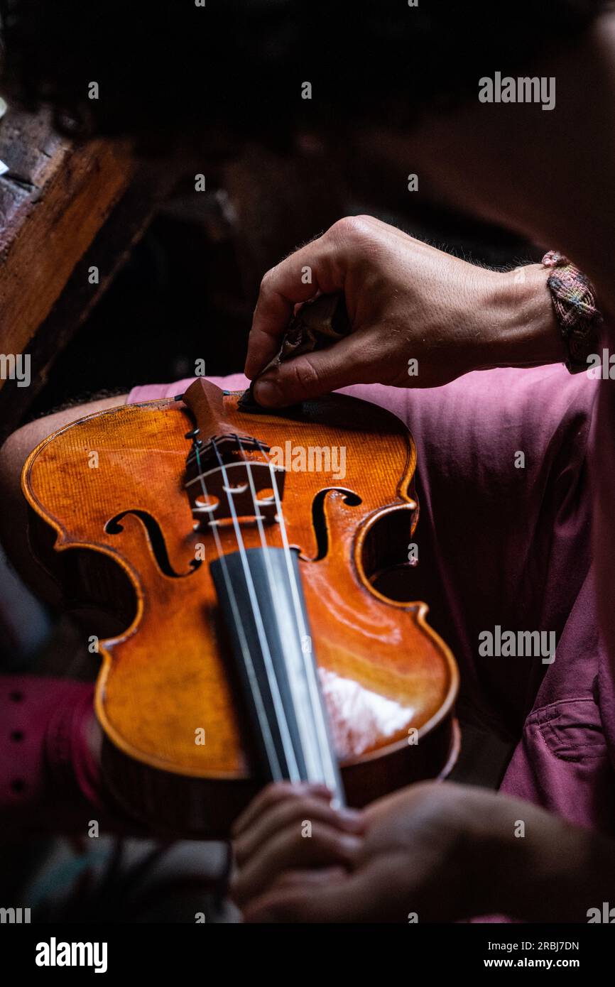 Violoniste travaillant dans son atelier - travail du bois - artisan - artiste Banque D'Images