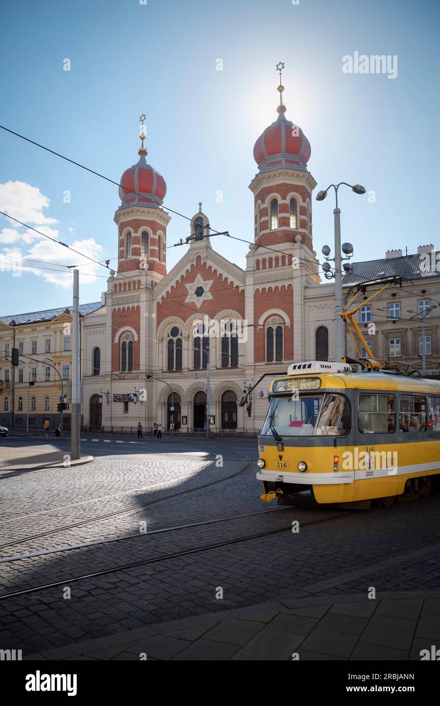 Le tramway passe devant la Grande synagogue (Velká synagoga) à Pilsen (Plzeň), Bohême, République tchèque, Europe Banque D'Images