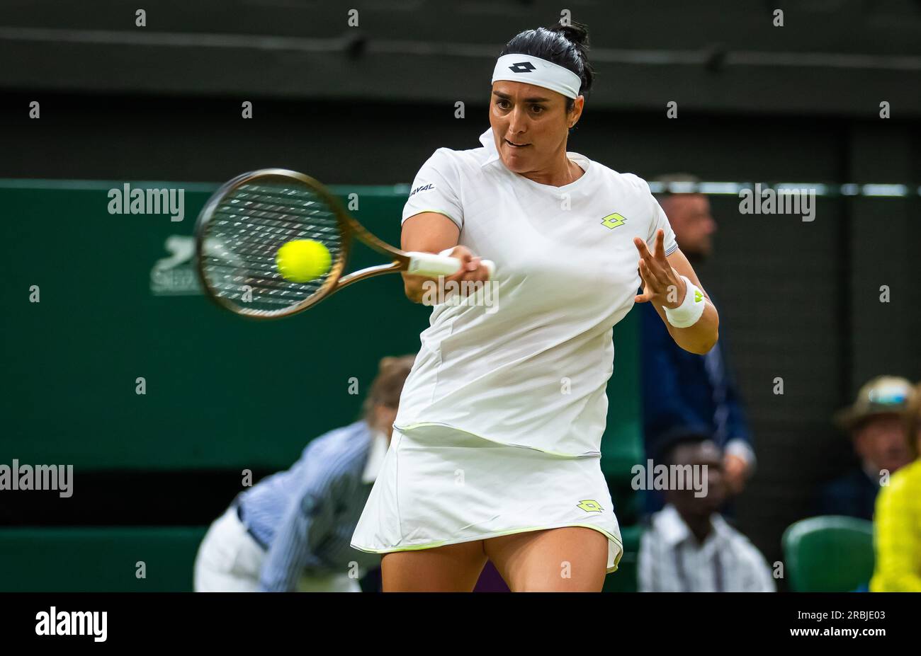 ONS Jabeur de Tunisie en action lors de la troisième manche des Championnats de Wimbledon 2023 le 8 juillet 2023 au All England Lawn tennis & Croquet Club à Wimbledon, Angleterre Banque D'Images