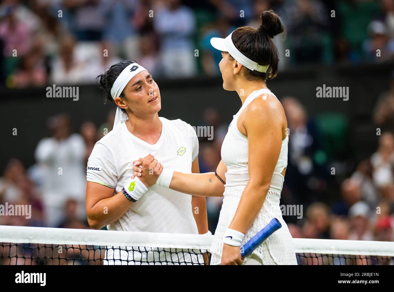 ONS Jabeur, de Tunisie, et Bianca Andreescu, du Canada, en action lors de la troisième ronde des Championnats de Wimbledon 2023, le 8 juillet 2023, au All England Lawn tennis & Croquet Club à Wimbledon, en Angleterre Banque D'Images
