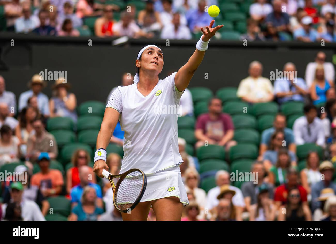 ONS Jabeur de Tunisie en action lors de la troisième manche des Championnats de Wimbledon 2023 le 8 juillet 2023 au All England Lawn tennis & Croquet Club à Wimbledon, Angleterre Banque D'Images