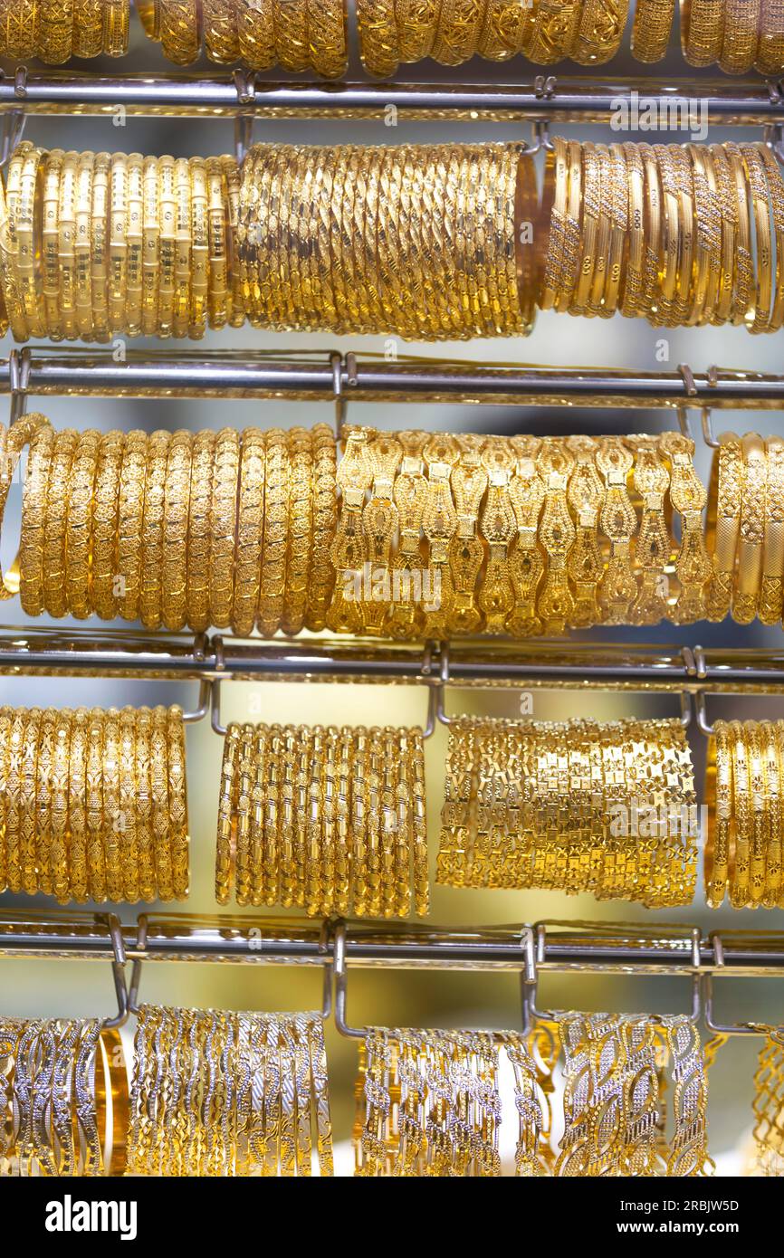 Émirats arabes Unis, Dubaï, bracelets en or à vendre dans le Souq d'or, 'Deira'. Banque D'Images