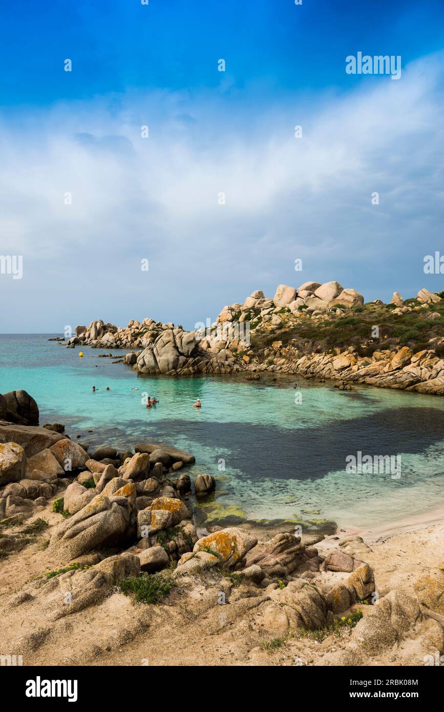 Falaises de granit et plage de sable, Tafoni, îles Lavezzi, Îles Lavezzi, Bonifacio, Corse-du-Sud, Corse, Mer Méditerranée, France Banque D'Images