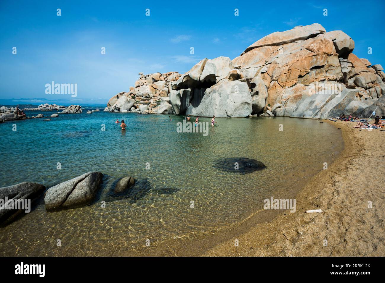 Falaises de granit et plage de sable, Tafoni, îles Lavezzi, Îles Lavezzi, Bonifacio, Corse-du-Sud, Corse, Mer Méditerranée, France Banque D'Images