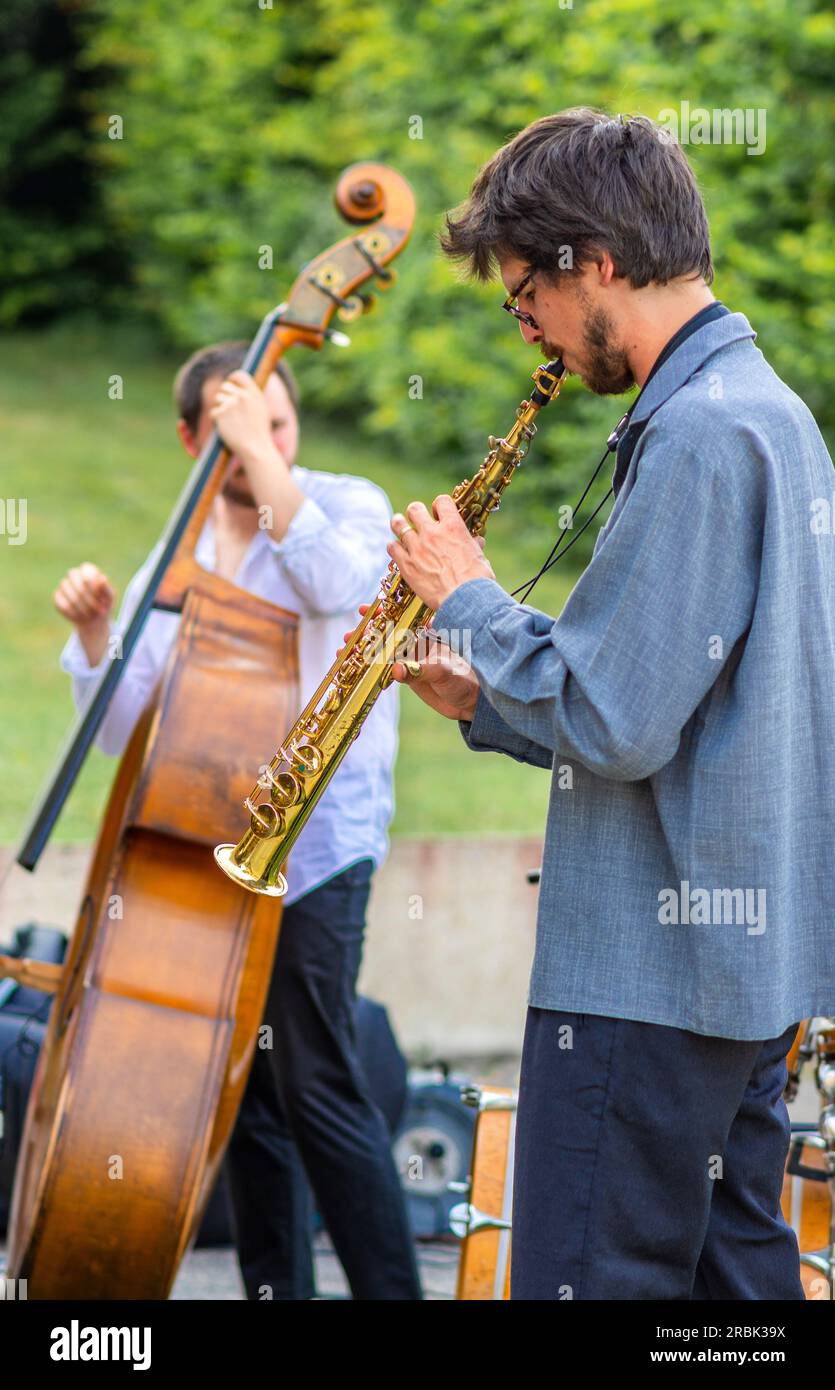 Saxophonistes et bassistes du trio jazz Tree — Boussay, Indre-et-Loire (37), France. Banque D'Images