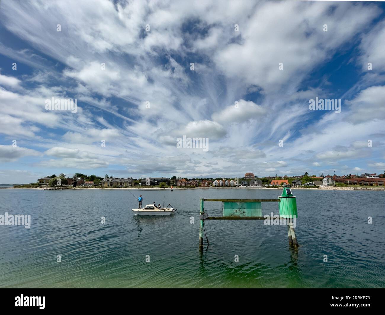 Petit bateau de pêche dérivant à l'entrée du port de Sønderborg dans le sud du Danemark Banque D'Images